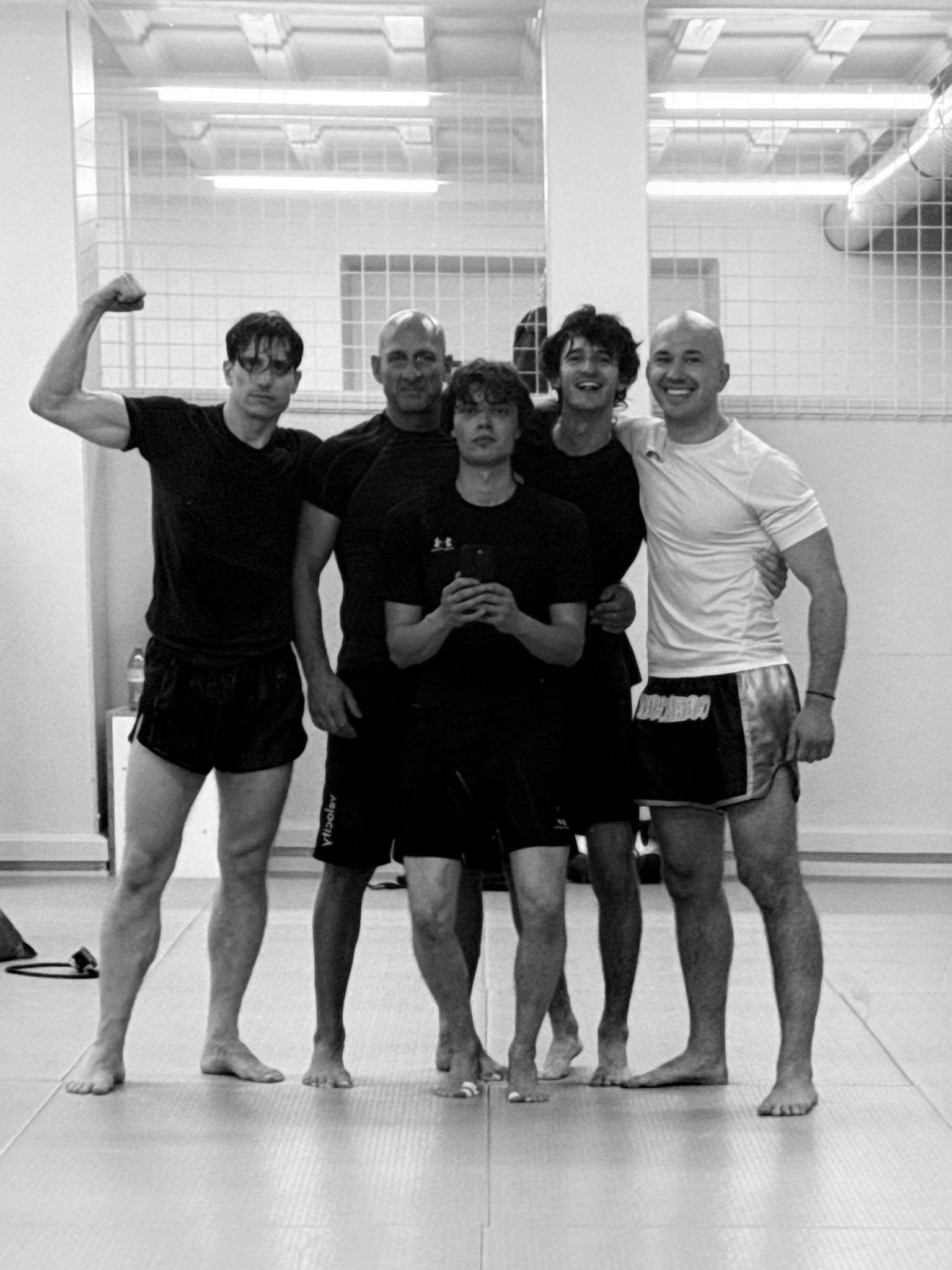 Gruppenfoto: fünf Mitglieder von Helveticsport nach dem Training in der Halle